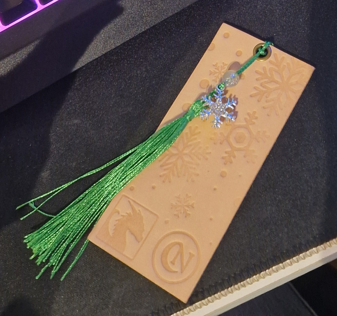 ❄️ Marque-page en cuir naturel – Partenariat Cuir Nocturne ❄️