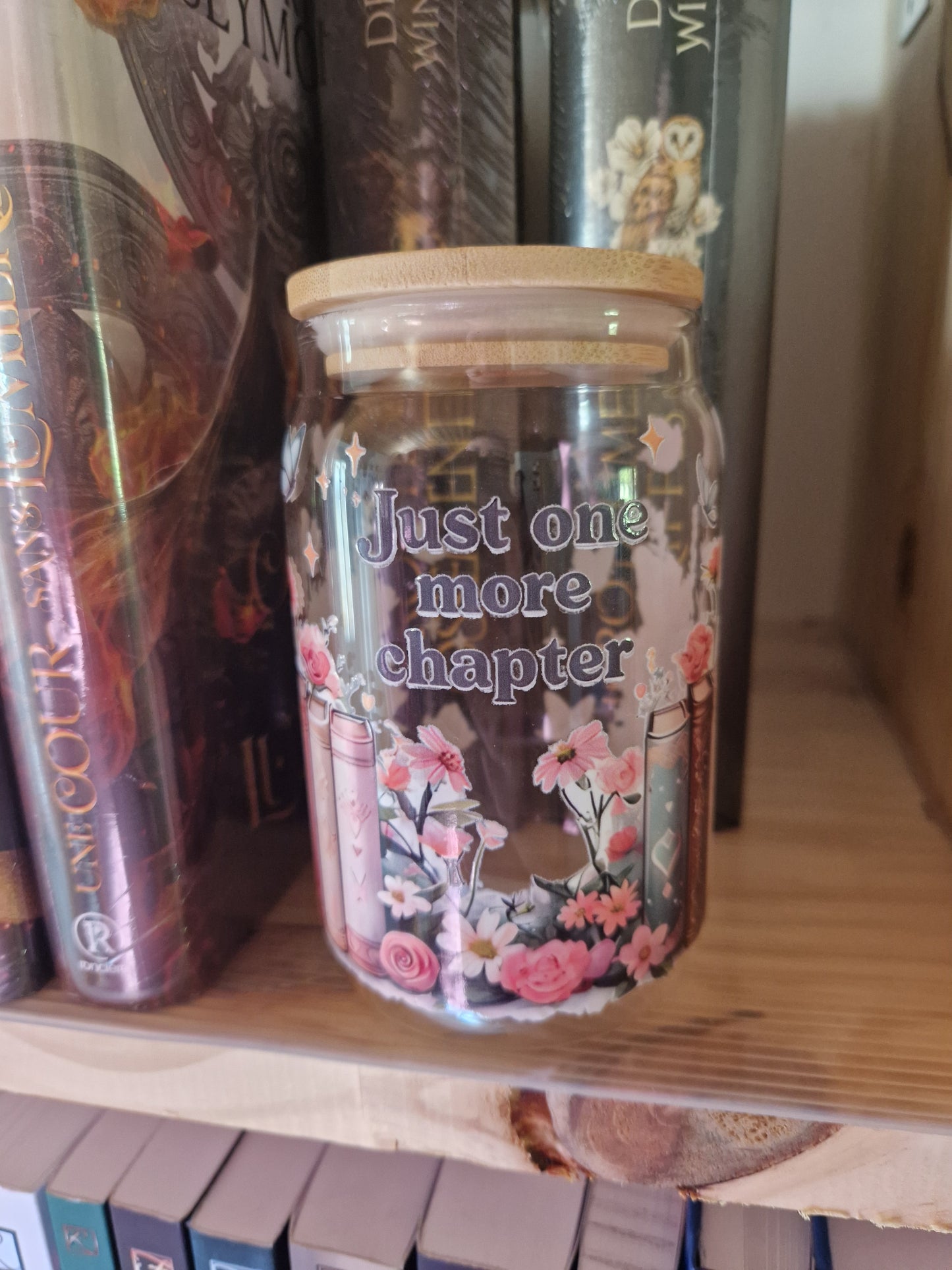 Verre illustré avec paille en verre – Just One More Chapter