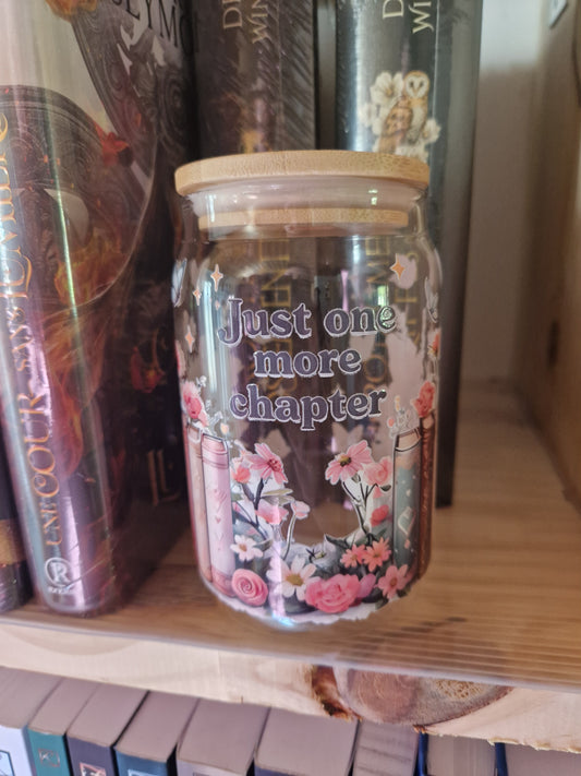 Verre illustré avec paille en verre – Just One More Chapter