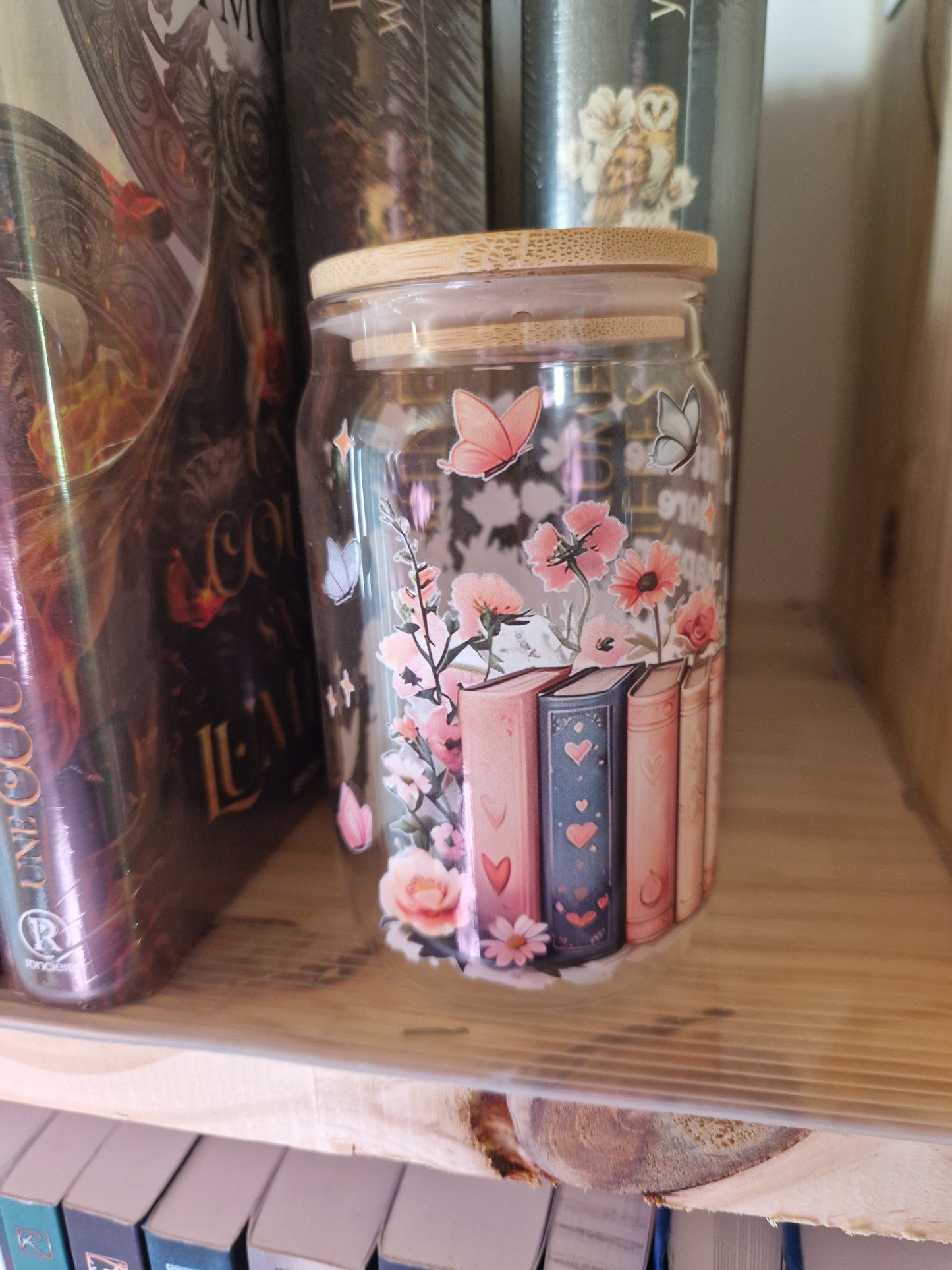 Verre illustré avec paille en verre – Just One More Chapter